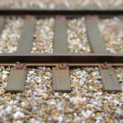 SNCF C75 - 18m_29 traverses - Pose élastique sur selles U75 3 trous avec griffons Nabla