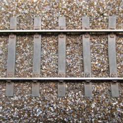 MIDI - 22 m - Voie DC à traverses bois - coussinets "lourd" 3 trous à 3 tirefonds - Avec rails en code 60