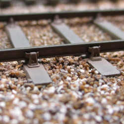 MIDI - 22 m - Voie DC à traverses bois - coussinets "lourd" et "allégés" 3 trous à 2 tirefonds - Avec rails code 60
