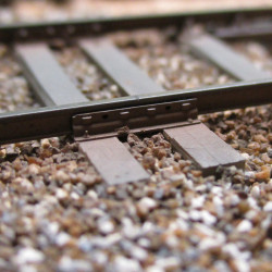 MIDI - 22 m - Voie DC à traverses bois - coussinets "lourd" et "allégés" 3 trous à 2 tirefonds - Avec rails code 60